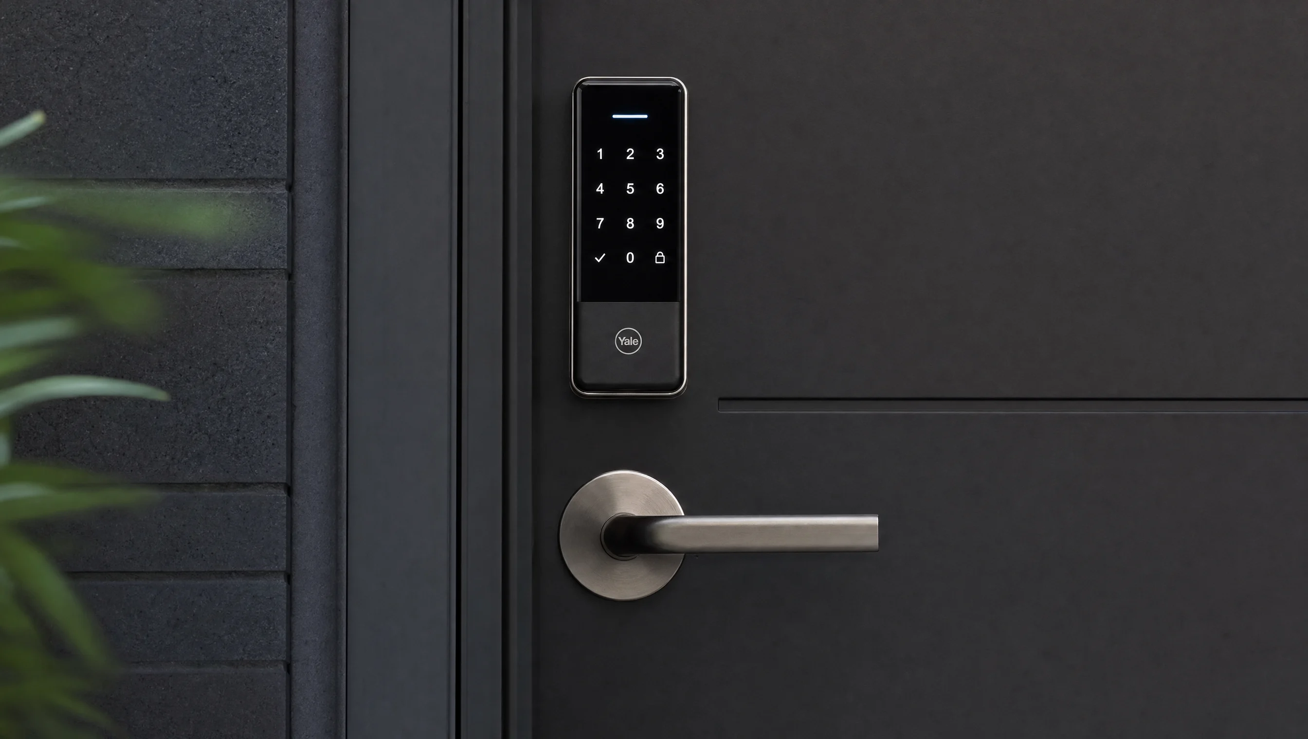 Clavier de serrure intelligente et technologie de verre intelligent sur porte d'entrée contemporaine en 2026